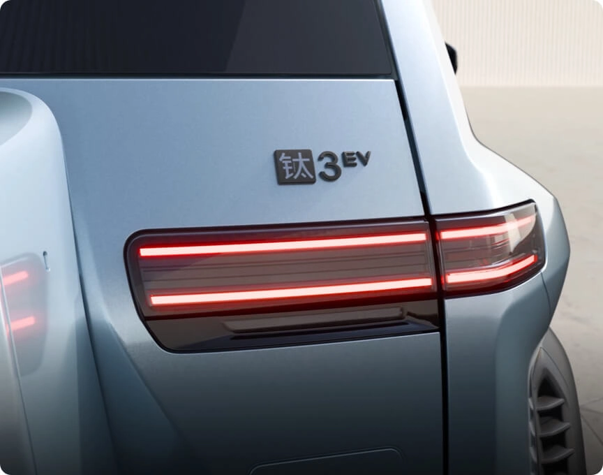 Sculpted Dual-Split Taillights​